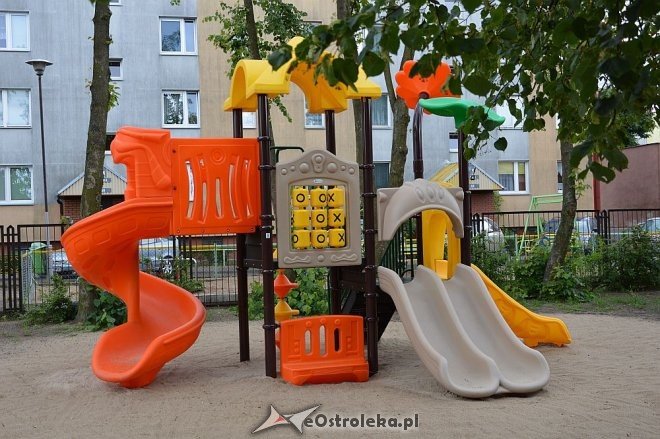 Nowy plac zabaw przy Przedszkolu Miejskim nr 10 w Ostrołęce [10.06.2016] - zdjęcie #16 - eOstroleka.pl