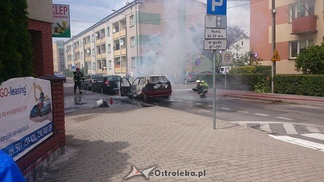 Ostrołęka: Przy ulicy Orzeszkowej spłonął osobowy fiat [14.06.2016] - zdjęcie #5 - eOstroleka.pl