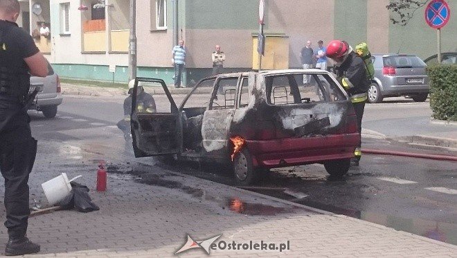 Ostrołęka: Przy ulicy Orzeszkowej spłonął osobowy fiat [14.06.2016] - zdjęcie #10 - eOstroleka.pl