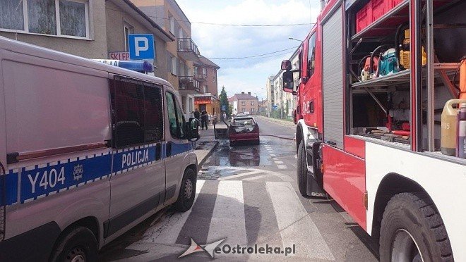 Ostrołęka: Przy ulicy Orzeszkowej spłonął osobowy fiat [14.06.2016] - zdjęcie #13 - eOstroleka.pl