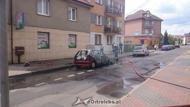 Ostrołęka: Przy ulicy Orzeszkowej spłonął osobowy fiat [14.06.2016] - zdjęcie #14 - eOstroleka.pl