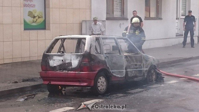 Ostrołęka: Przy ulicy Orzeszkowej spłonął osobowy fiat [14.06.2016] - zdjęcie #15 - eOstroleka.pl