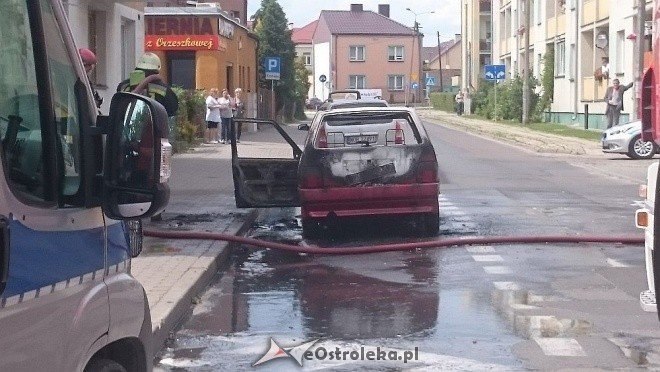 Ostrołęka: Przy ulicy Orzeszkowej spłonął osobowy fiat [14.06.2016] - zdjęcie #18 - eOstroleka.pl