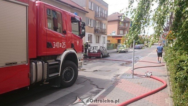 Ostrołęka: Przy ulicy Orzeszkowej spłonął osobowy fiat [14.06.2016] - zdjęcie #22 - eOstroleka.pl