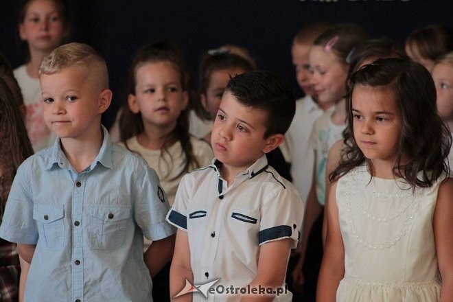 Zakończenie roku szkolnego w oddziałach przedszkolnych Szkoły Podstawowej nr 6 [23.06.2016] - zdjęcie #51 - eOstroleka.pl