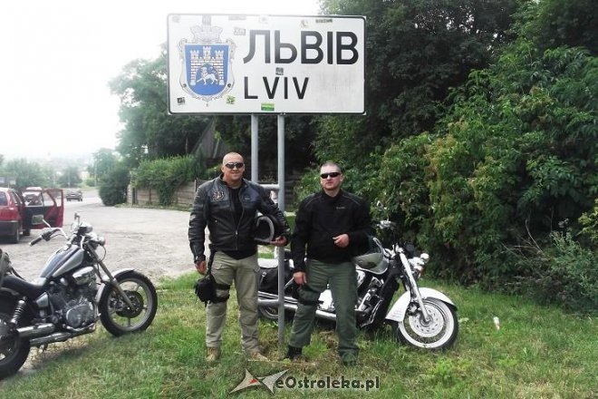 Funkcjonariusze z ZK w Przytułach Starych pojechali motocyklami na Cmentarz Orląt Lwowskich [27.06.2016] - zdjęcie #4 - eOstroleka.pl