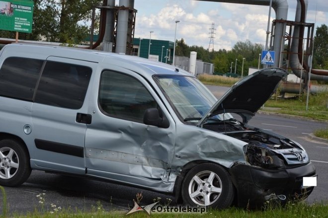 Wypadek na skrzyżowaniu ulic Targowej i Kołobrzeskiej [02.08.2016] - zdjęcie #4 - eOstroleka.pl