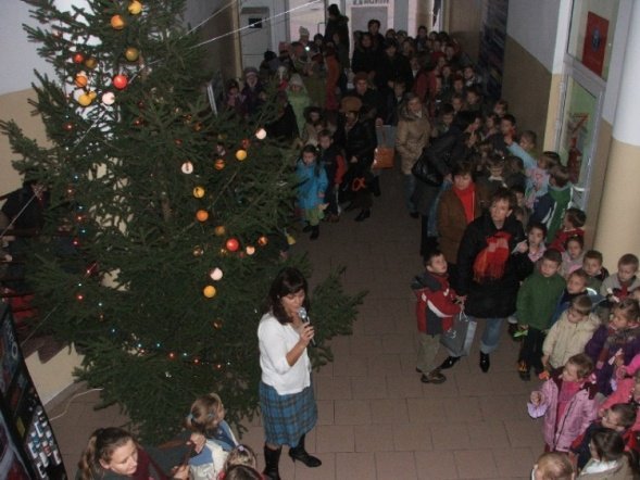 Dzieci dekorowały choinkę w handlowcu (05.12.09) - zdjęcie #2 - eOstroleka.pl