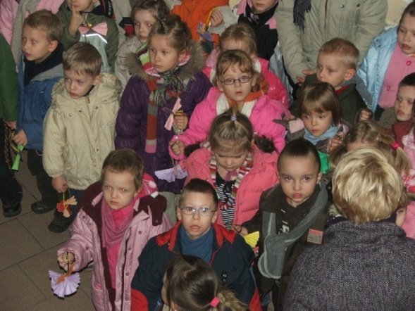 Dzieci dekorowały choinkę w handlowcu (05.12.09) - zdjęcie #3 - eOstroleka.pl
