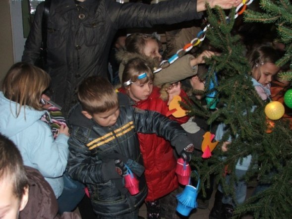 Dzieci dekorowały choinkę w handlowcu (05.12.09) - zdjęcie #7 - eOstroleka.pl