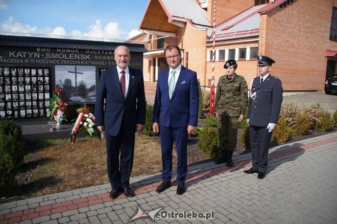 Antoni Macierewicz złożył kwiaty pod pomnikiem ofiar katastrofy smoleńskiej w Ostrołęce [ZDJĘCIA] - zdjęcie #3 - eOstroleka.pl