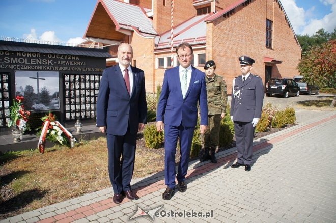 Antoni Macierewicz złożył kwiaty pod pomnikiem ofiar katastrofy smoleńskiej w Ostrołęce [ZDJĘCIA] - zdjęcie #5 - eOstroleka.pl