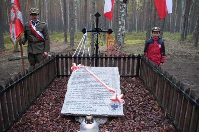 Odsłonięcie tablicy pamiątkowej na mogile Żołnierzy Wyklętych w Łodziskach [WIDEO, ZDJĘCIA] - zdjęcie #3 - eOstroleka.pl
