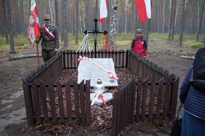 Odsłonięcie tablicy pamiątkowej na mogile Żołnierzy Wyklętych w Łodziskach [WIDEO, ZDJĘCIA] - zdjęcie #6 - eOstroleka.pl