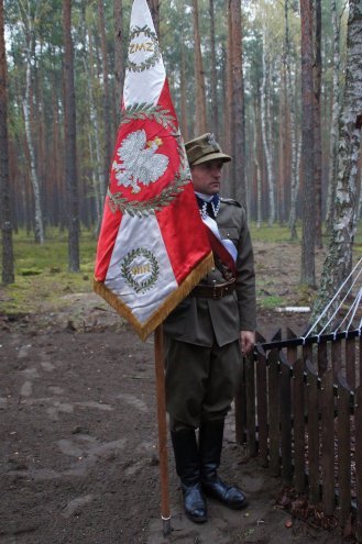 Odsłonięcie tablicy pamiątkowej na mogile Żołnierzy Wyklętych w Łodziskach [WIDEO, ZDJĘCIA] - zdjęcie #12 - eOstroleka.pl