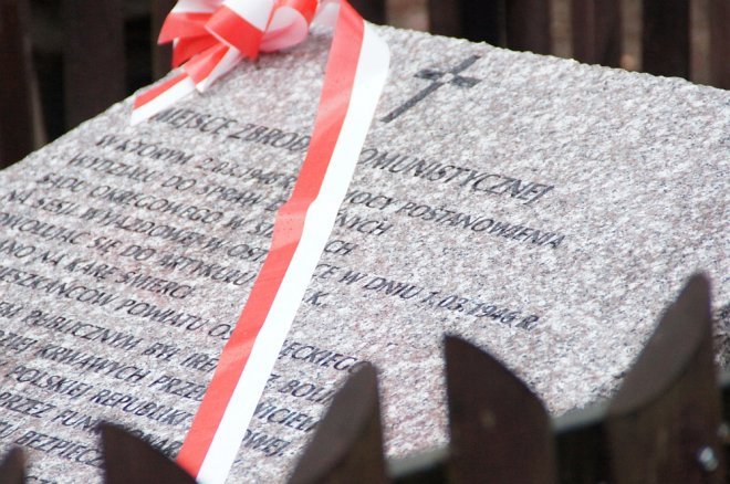 Odsłonięcie tablicy pamiątkowej na mogile Żołnierzy Wyklętych w Łodziskach [WIDEO, ZDJĘCIA] - zdjęcie #35 - eOstroleka.pl