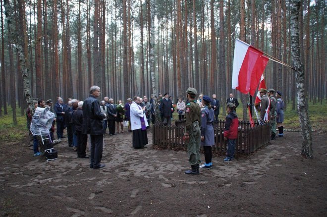 Odsłonięcie tablicy pamiątkowej na mogile Żołnierzy Wyklętych w Łodziskach [WIDEO, ZDJĘCIA] - zdjęcie #48 - eOstroleka.pl