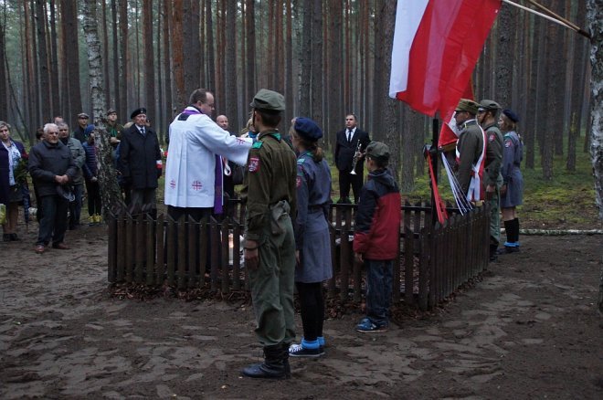 Odsłonięcie tablicy pamiątkowej na mogile Żołnierzy Wyklętych w Łodziskach [WIDEO, ZDJĘCIA] - zdjęcie #49 - eOstroleka.pl