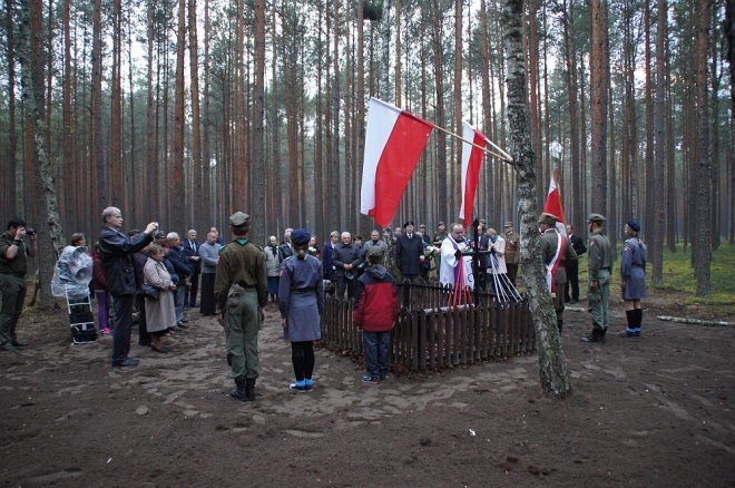 Odsłonięcie tablicy pamiątkowej na mogile Żołnierzy Wyklętych w Łodziskach [WIDEO, ZDJĘCIA] - zdjęcie #50 - eOstroleka.pl