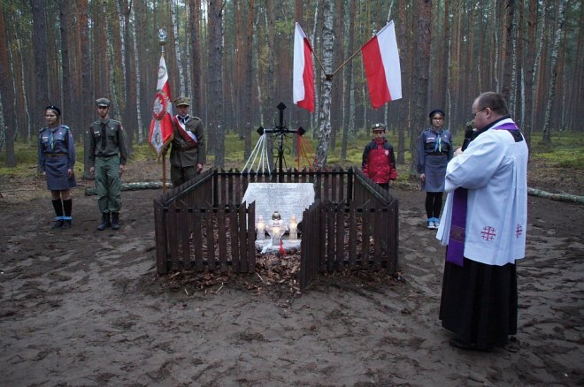 Odsłonięcie tablicy pamiątkowej na mogile Żołnierzy Wyklętych w Łodziskach [WIDEO, ZDJĘCIA] - zdjęcie #51 - eOstroleka.pl