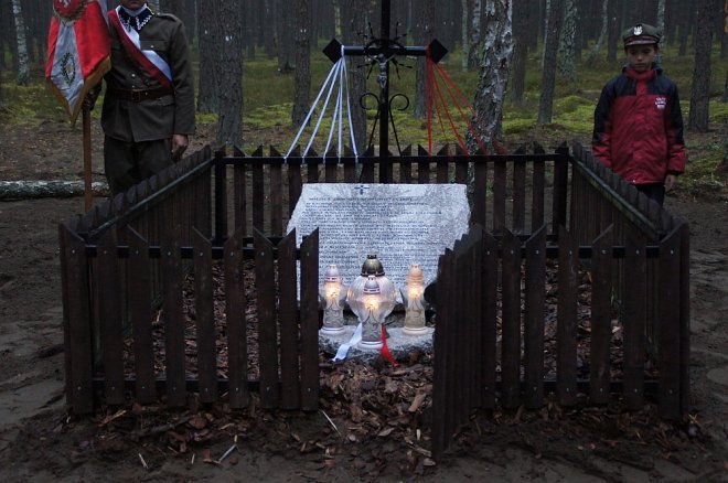 Odsłonięcie tablicy pamiątkowej na mogile Żołnierzy Wyklętych w Łodziskach [WIDEO, ZDJĘCIA] - zdjęcie #52 - eOstroleka.pl