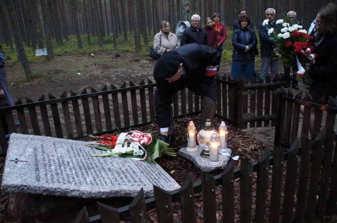 Odsłonięcie tablicy pamiątkowej na mogile Żołnierzy Wyklętych w Łodziskach [WIDEO, ZDJĘCIA] - zdjęcie #59 - eOstroleka.pl