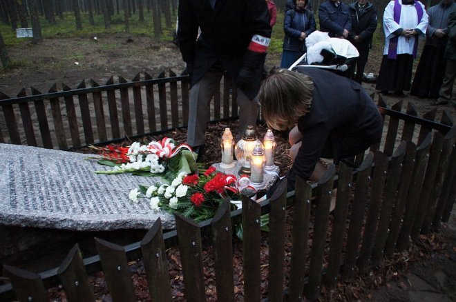Odsłonięcie tablicy pamiątkowej na mogile Żołnierzy Wyklętych w Łodziskach [WIDEO, ZDJĘCIA] - zdjęcie #60 - eOstroleka.pl