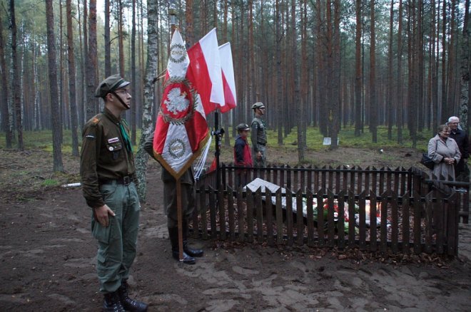 Odsłonięcie tablicy pamiątkowej na mogile Żołnierzy Wyklętych w Łodziskach [WIDEO, ZDJĘCIA] - zdjęcie #67 - eOstroleka.pl