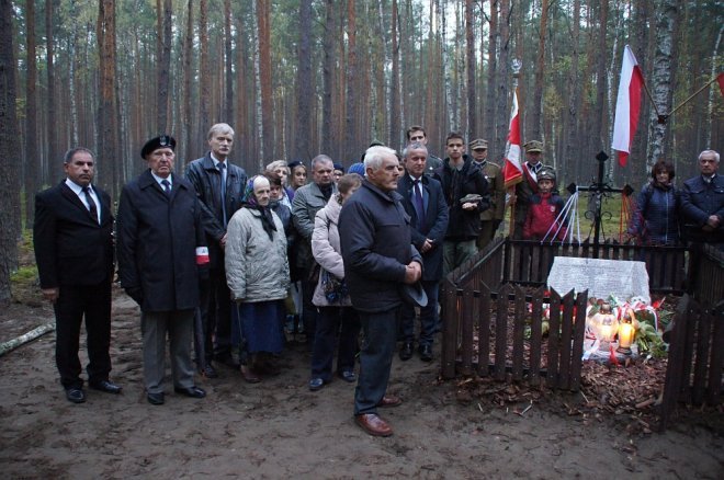 Odsłonięcie tablicy pamiątkowej na mogile Żołnierzy Wyklętych w Łodziskach [WIDEO, ZDJĘCIA] - zdjęcie #69 - eOstroleka.pl