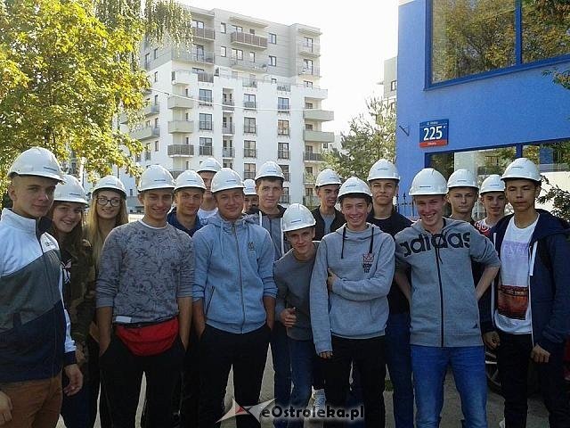 Uczniowie z ZSZ nr 2 na budowie luksusowego apartamentowca [ZDJĘCIA] - zdjęcie #2 - eOstroleka.pl