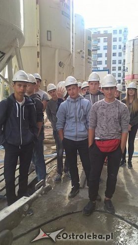 Uczniowie z ZSZ nr 2 na budowie luksusowego apartamentowca [ZDJĘCIA] - zdjęcie #31 - eOstroleka.pl