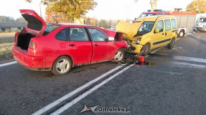 Wypadek w Czerwinie: Trzy osoby odniosły obrażenia [14.10.2016] - zdjęcie #2 - eOstroleka.pl