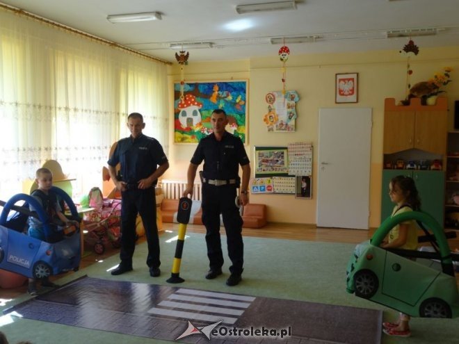 Spotkanie z policjantem w Przedszkolu Miejskim nr 17 [ZDJĘCIA] - zdjęcie #3 - eOstroleka.pl