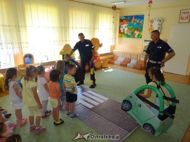 Spotkanie z policjantem w Przedszkolu Miejskim nr 17 [ZDJĘCIA] - zdjęcie #4 - eOstroleka.pl