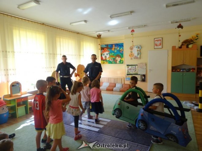 Spotkanie z policjantem w Przedszkolu Miejskim nr 17 [ZDJĘCIA] - zdjęcie #7 - eOstroleka.pl