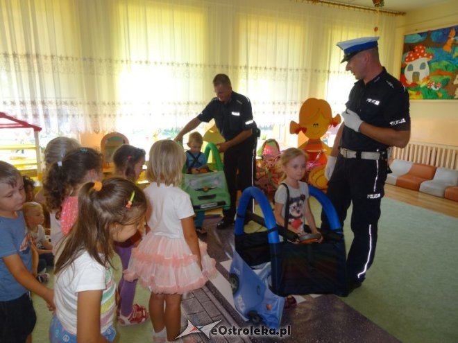 Spotkanie z policjantem w Przedszkolu Miejskim nr 17 [ZDJĘCIA] - zdjęcie #9 - eOstroleka.pl