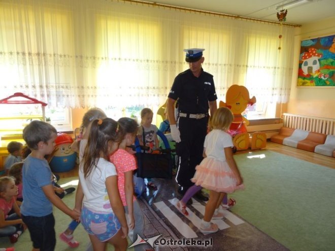 Spotkanie z policjantem w Przedszkolu Miejskim nr 17 [ZDJĘCIA] - zdjęcie #11 - eOstroleka.pl
