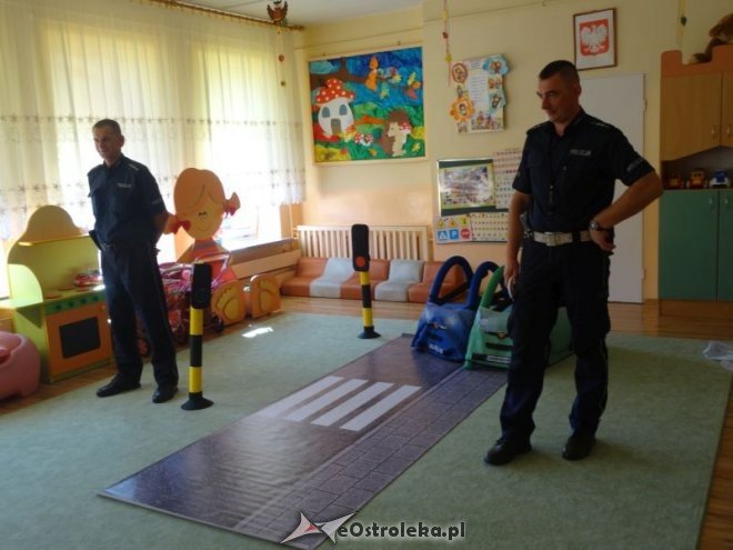 Spotkanie z policjantem w Przedszkolu Miejskim nr 17 [ZDJĘCIA] - zdjęcie #17 - eOstroleka.pl