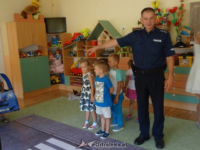 Spotkanie z policjantem w Przedszkolu Miejskim nr 17 [ZDJĘCIA] - zdjęcie #18 - eOstroleka.pl