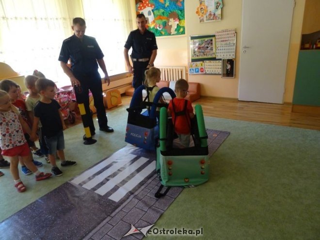 Spotkanie z policjantem w Przedszkolu Miejskim nr 17 [ZDJĘCIA] - zdjęcie #23 - eOstroleka.pl