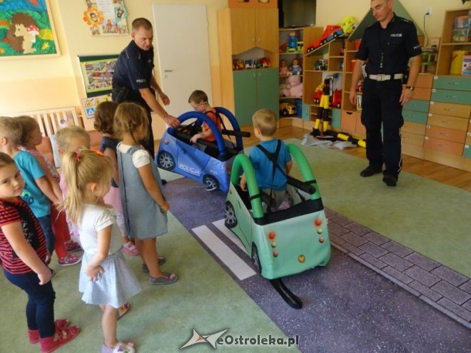 Spotkanie z policjantem w Przedszkolu Miejskim nr 17 [ZDJĘCIA] - zdjęcie #26 - eOstroleka.pl