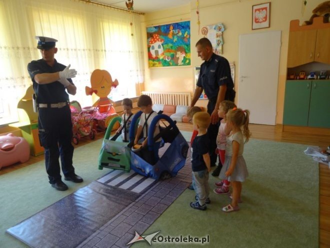 Spotkanie z policjantem w Przedszkolu Miejskim nr 17 [ZDJĘCIA] - zdjęcie #31 - eOstroleka.pl