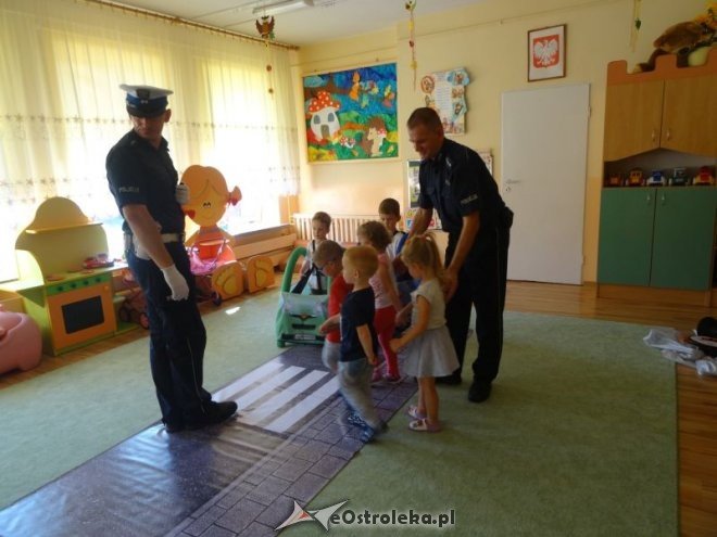 Spotkanie z policjantem w Przedszkolu Miejskim nr 17 [ZDJĘCIA] - zdjęcie #32 - eOstroleka.pl