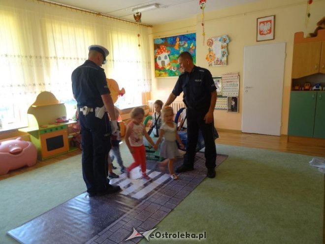 Spotkanie z policjantem w Przedszkolu Miejskim nr 17 [ZDJĘCIA] - zdjęcie #33 - eOstroleka.pl
