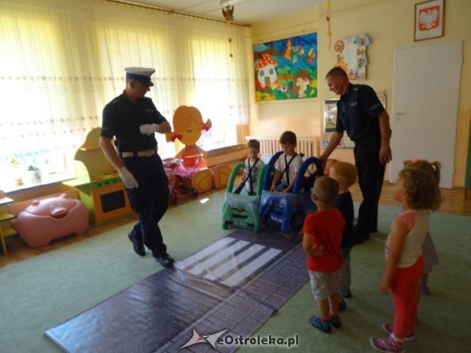 Spotkanie z policjantem w Przedszkolu Miejskim nr 17 [ZDJĘCIA] - zdjęcie #34 - eOstroleka.pl