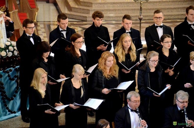 Sacrum et Musica: Requiem Mozarta w kadzidlańskim kościele [23.10.2016] - zdjęcie #3 - eOstroleka.pl