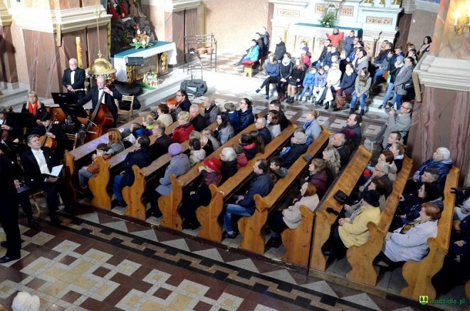 Sacrum et Musica: Requiem Mozarta w kadzidlańskim kościele [23.10.2016] - zdjęcie #9 - eOstroleka.pl