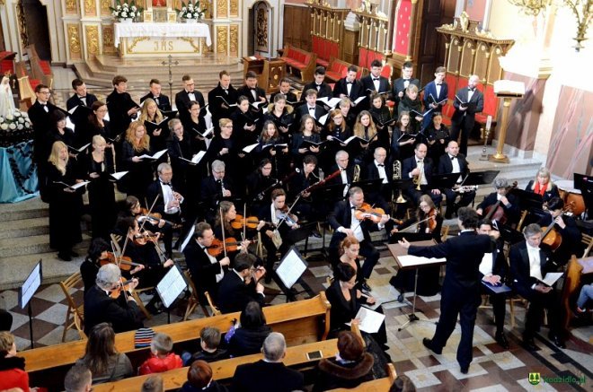 Sacrum et Musica: Requiem Mozarta w kadzidlańskim kościele [23.10.2016] - zdjęcie #15 - eOstroleka.pl