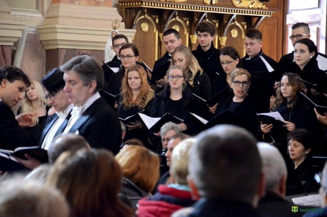 Sacrum et Musica: Requiem Mozarta w kadzidlańskim kościele [23.10.2016] - zdjęcie #23 - eOstroleka.pl
