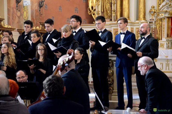 Sacrum et Musica: Requiem Mozarta w kadzidlańskim kościele [23.10.2016] - zdjęcie #24 - eOstroleka.pl